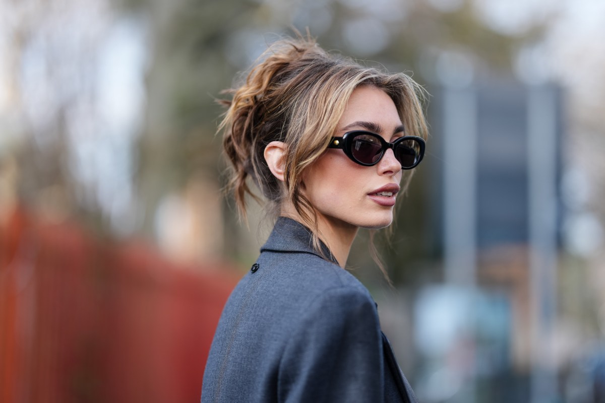Frau trägt Sonnenbrille