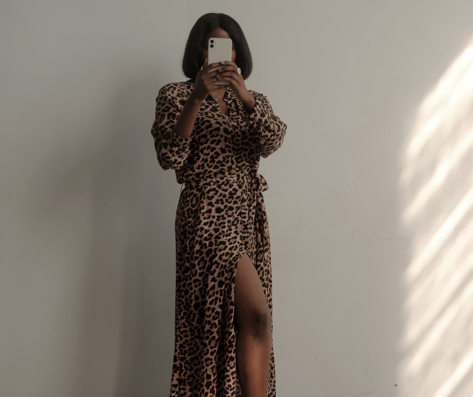 Frau mit Leo-Kleid