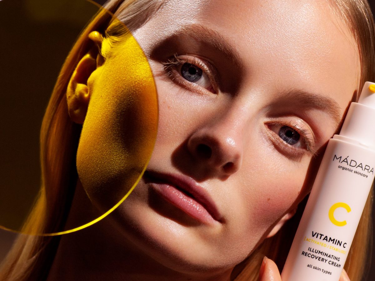 Frau mit Vitamin C Creme