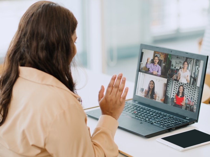 Eine junge Frau führt ein Online-Bewerbungsgespräch.