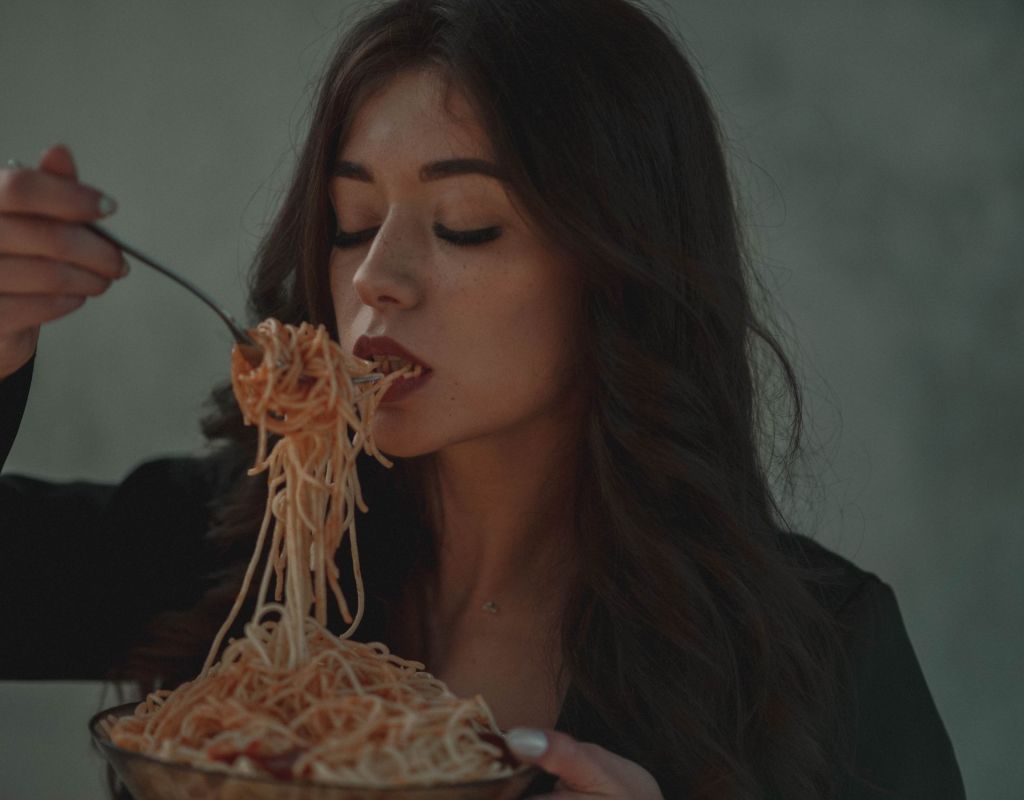 Frau essen Pasta Achtsamkeit genießen