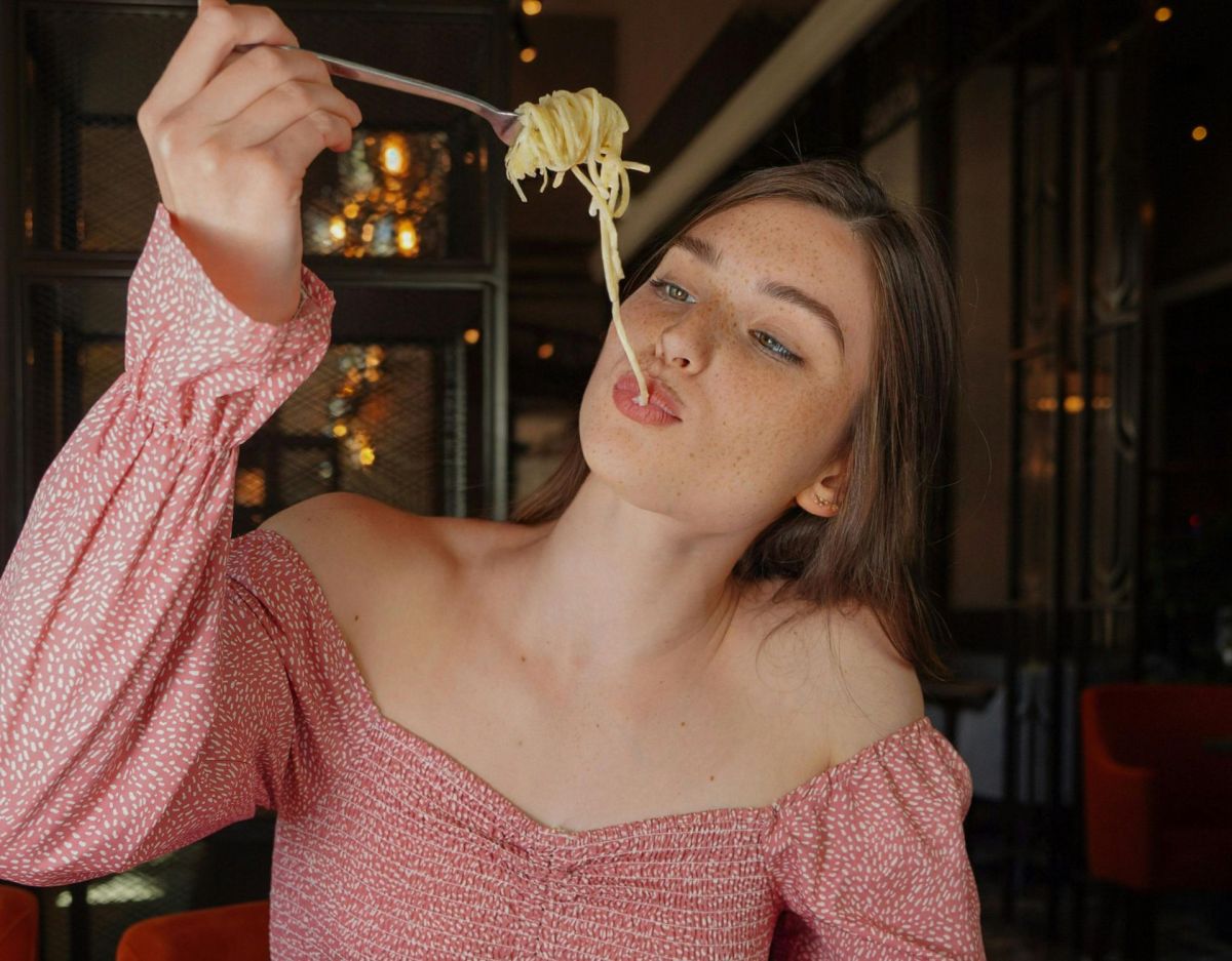 Frau isst Pasta Aperol Alternativen