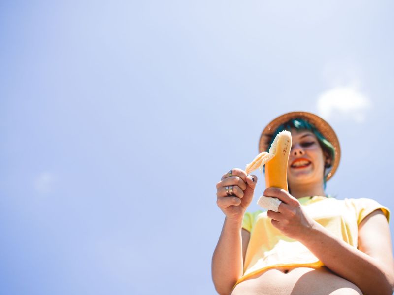 Frau schält Banane Sonnenschein