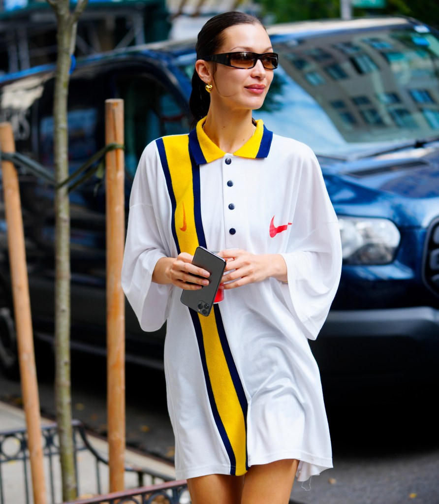 Bella Hadid trägt einen beliebten Y2K-Style: Das T-Shirt-Kleid.