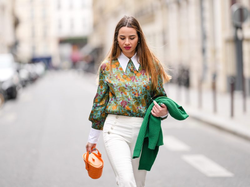 Frau mit bunter Bluse