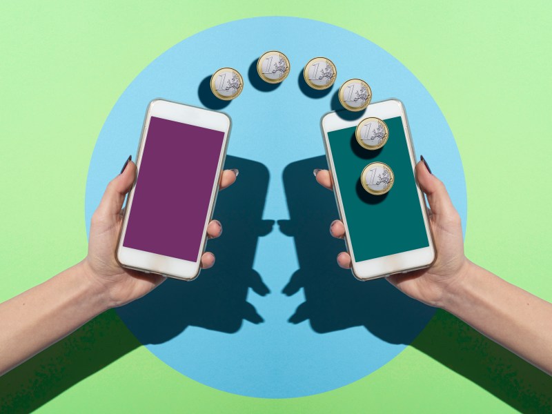 Smartphones die eine Überweisung zeigen.