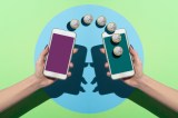 Smartphones die eine Überweisung zeigen.