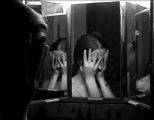 Frau verstecken Angst Fear Sitting Achtsamkeit