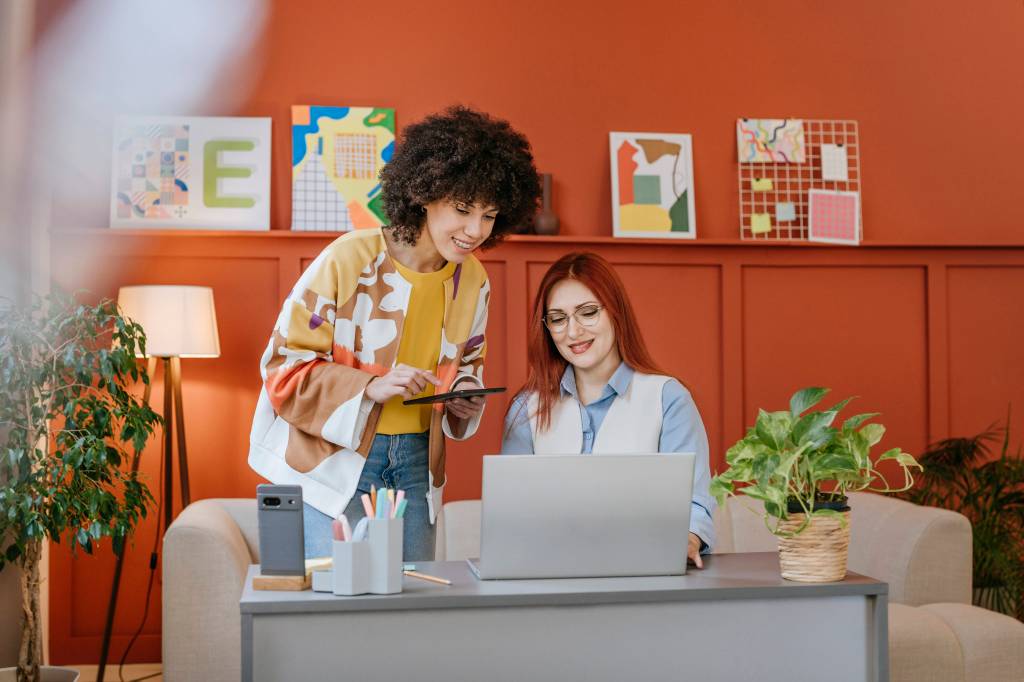 Frauen Laptop digitale Jobs