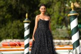 Frau in schwarzem Brautkleid