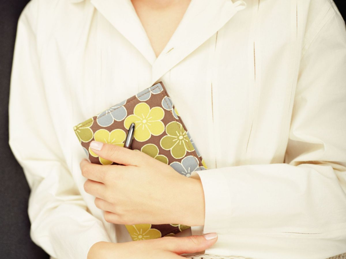 Frau Notizbuch Journaling Methode finden Achtsamkeit