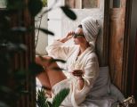 Frau im Hotel