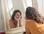Frau Spiegel lÃ¤cheln positives Mindset