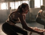 Frau Gym Training Muskelaufbau Workout