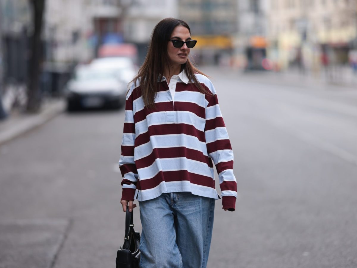 Frau mit gestreiftem Shirt