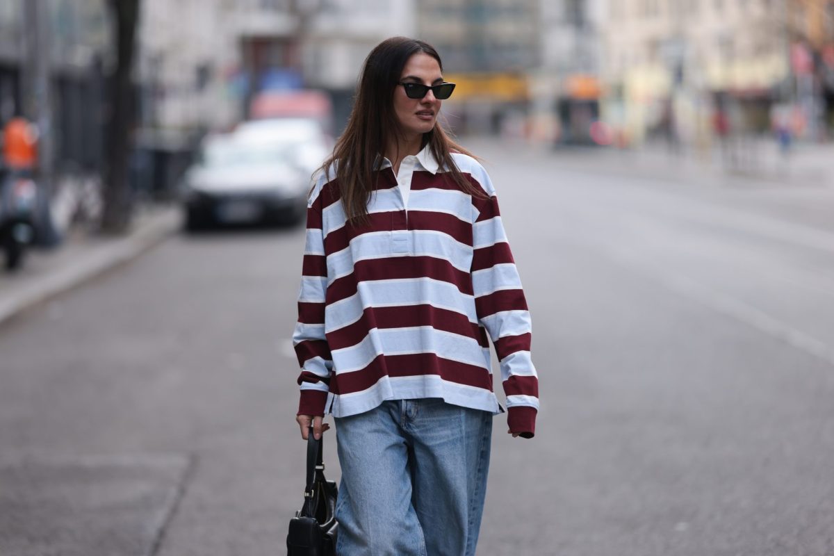 Frau mit gestreiftem Shirt