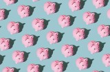 Muster aus Sparschwein auf blauem Hintergrund