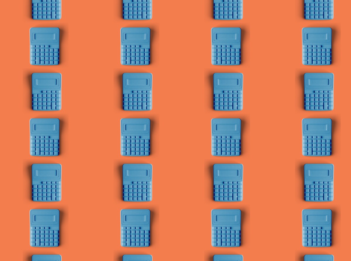 Blaue Taschenrechner auf orangenem Hintergrund.