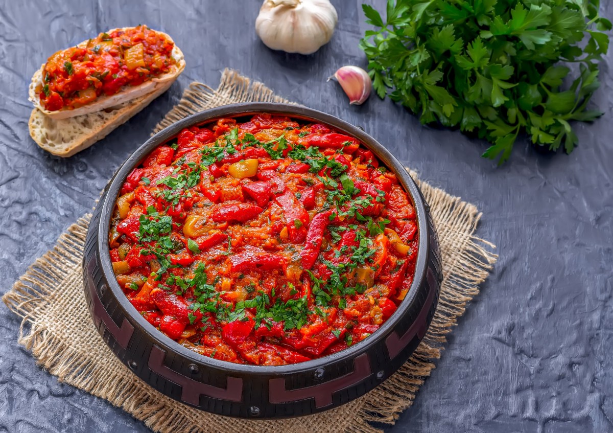 Eine SchÃ¼ssel Taktouka: marokkanischer Tomaten-Paprika-Aufstrich.