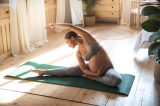 Schwangere Frau macht Yoga