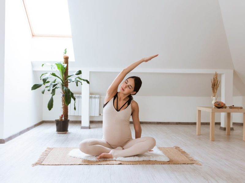 Schwangere macht Yoga