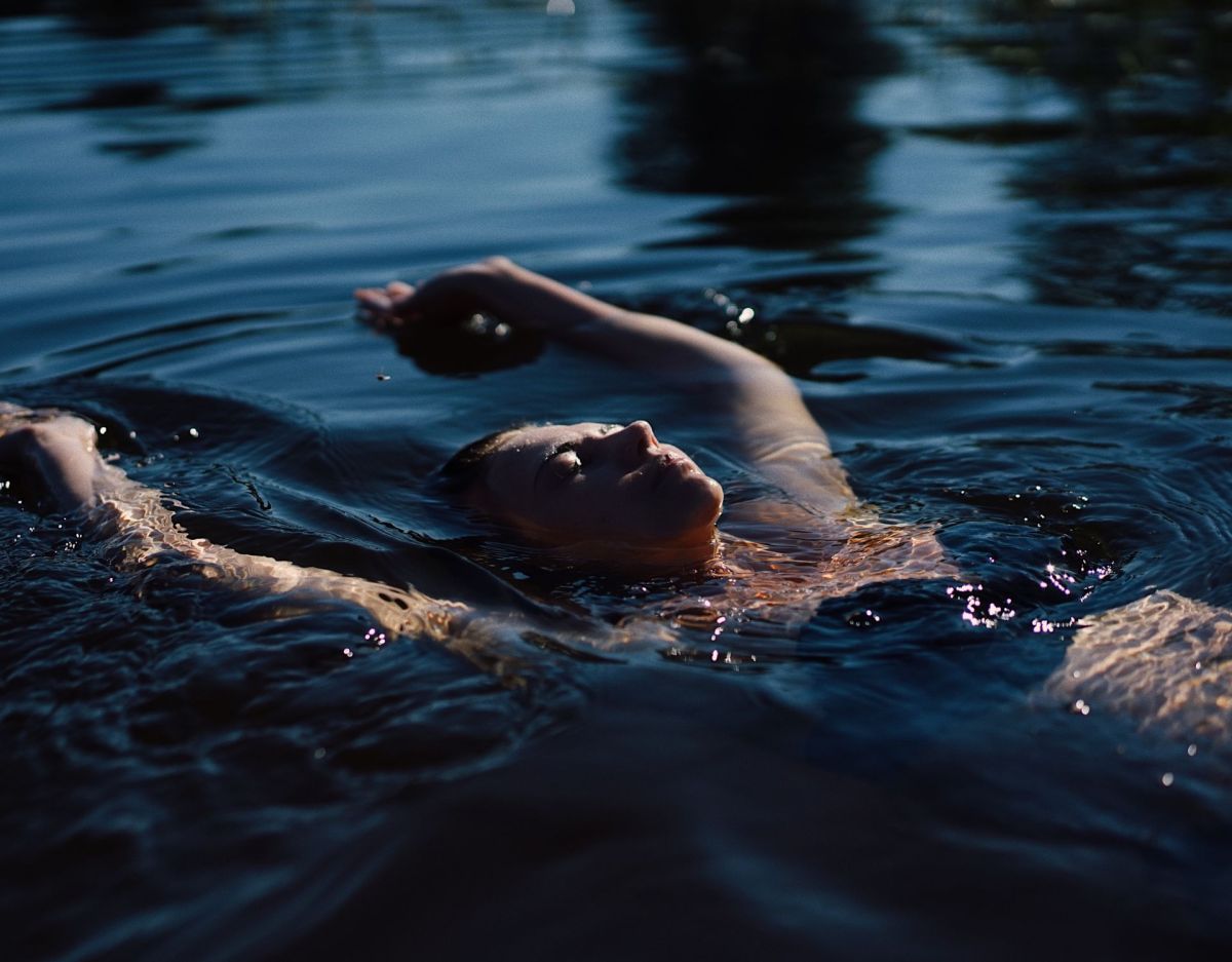 Frau schwimmen im Wasser treiben Achtsamkeit