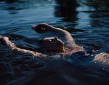 Frau schwimmen im Wasser treiben Achtsamkeit