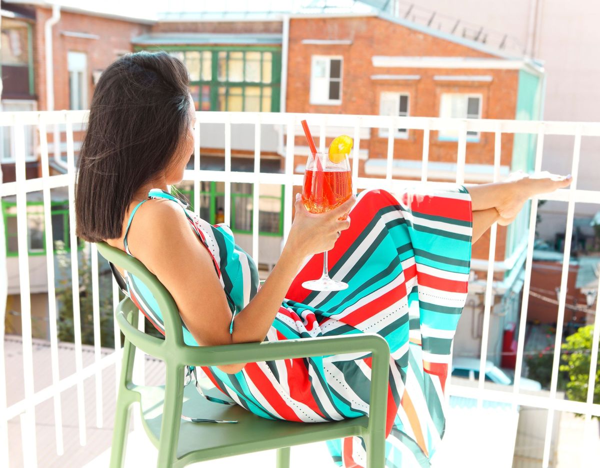 Frau Aperol Balkon Sommer