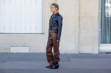 Frau mit Coated jeans