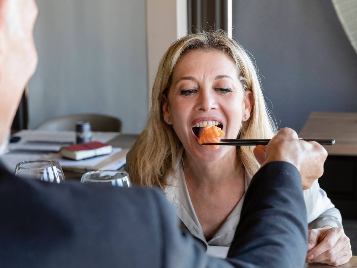 Frau isst Sushi