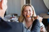 Frau isst Sushi