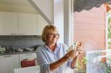 Frau rente geld