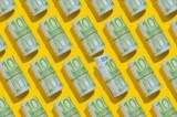 Hundert-Euro-Scheine auf gelbem Hintergrund.