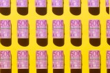 500-Euro-Scheine auf gelbem Hintergrund.