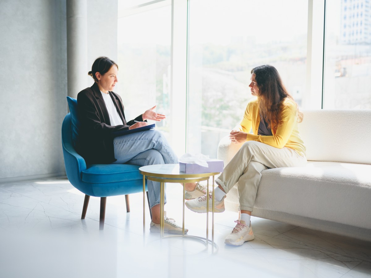 Zwei Frauen unterhalten sich im Büro.