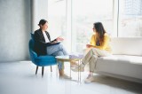 Zwei Frauen unterhalten sich im Büro.