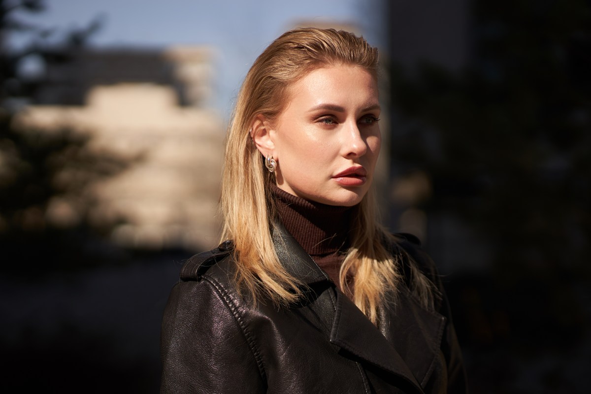Frau mit blonden Haaren