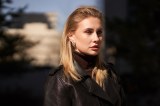 Frau mit blonden Haaren