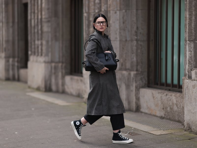 Frau in Chucks