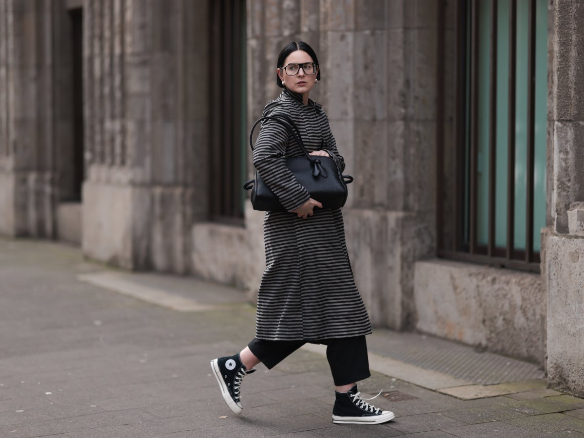 Frau in Chucks