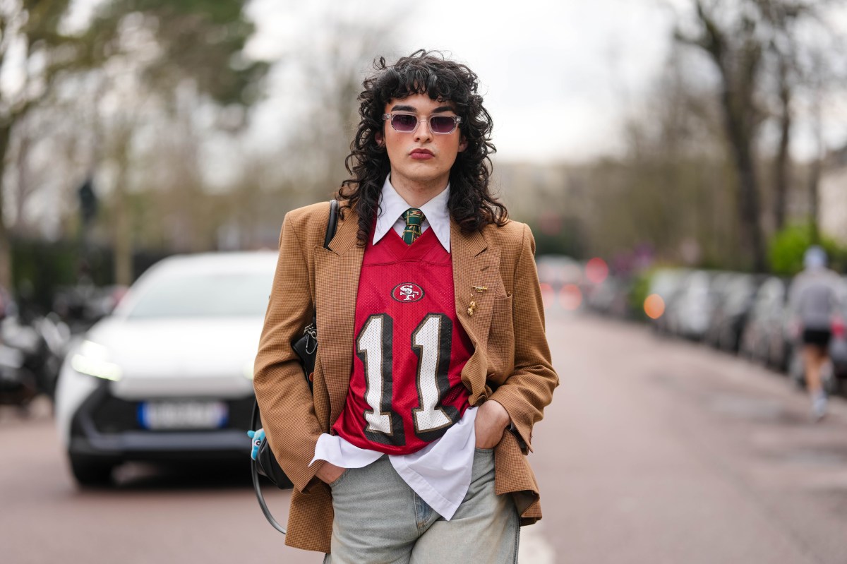 Frau trägt Graphic Tee
