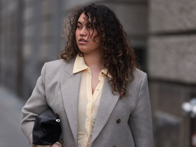 Frau trägt Blazer