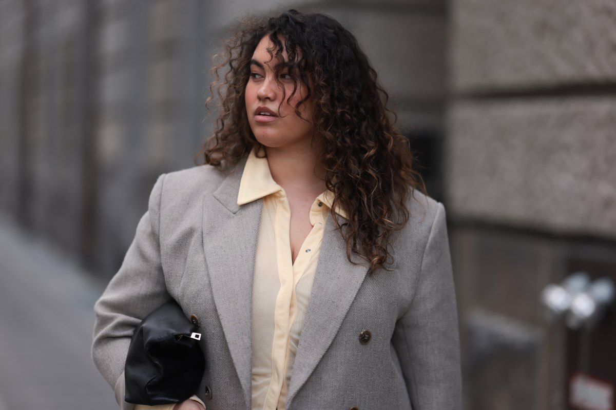 Frau trägt Blazer