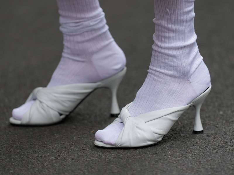 Frau trägt Schuhe
