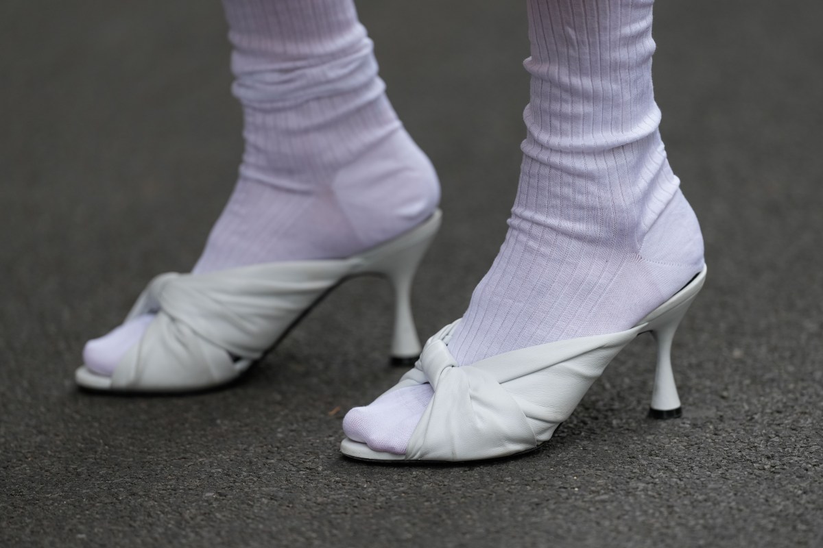 Frau trägt Schuhe