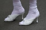 Frau trägt Schuhe
