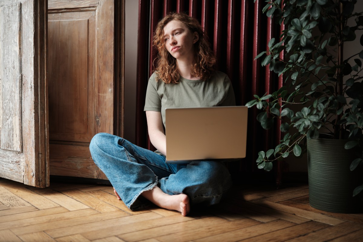 Frustrierte Frau vor dem Laptop.