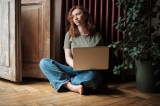 Frustrierte Frau vor dem Laptop.