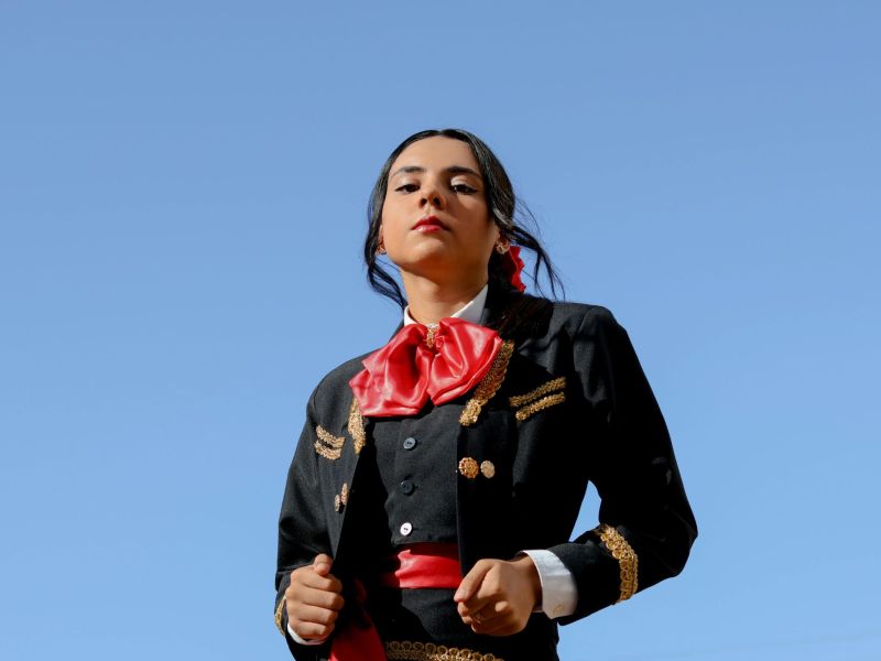 Frau selbstbewusst blauer Himmel Grenzen setzen