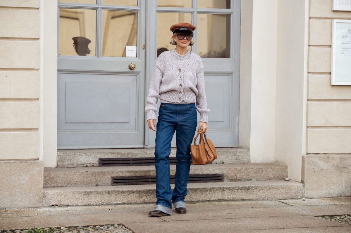 Frau mit Umschlag-Jeans